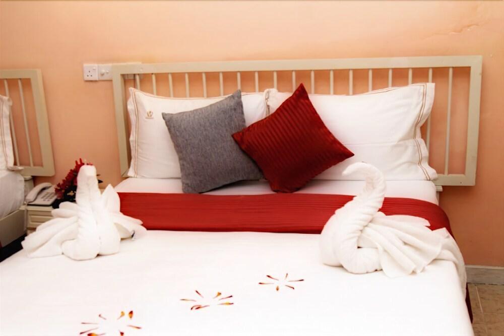 The Queensburry City Hotel Nuwara Eliya Extérieur photo