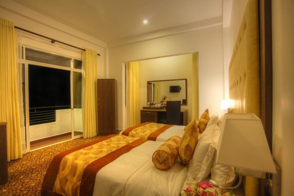 The Queensburry City Hotel Nuwara Eliya Extérieur photo