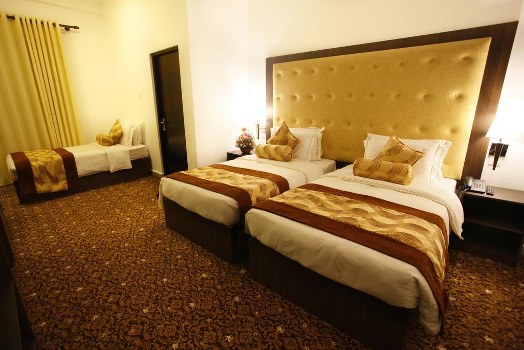 The Queensburry City Hotel Nuwara Eliya Extérieur photo